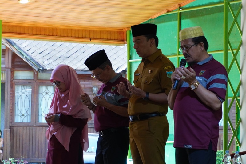 Pimpinan Kafilah Padang Panjang, Drs. H Alizar Chan, M. Ag,  didampingi Pj Wako Sonny, saat membaca doa pada pelepasan kafilah, Senin lalu, di Mifan Water Park.